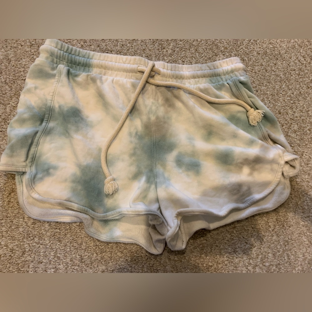 Women’s universal thread size medium tie dye sweat shorts